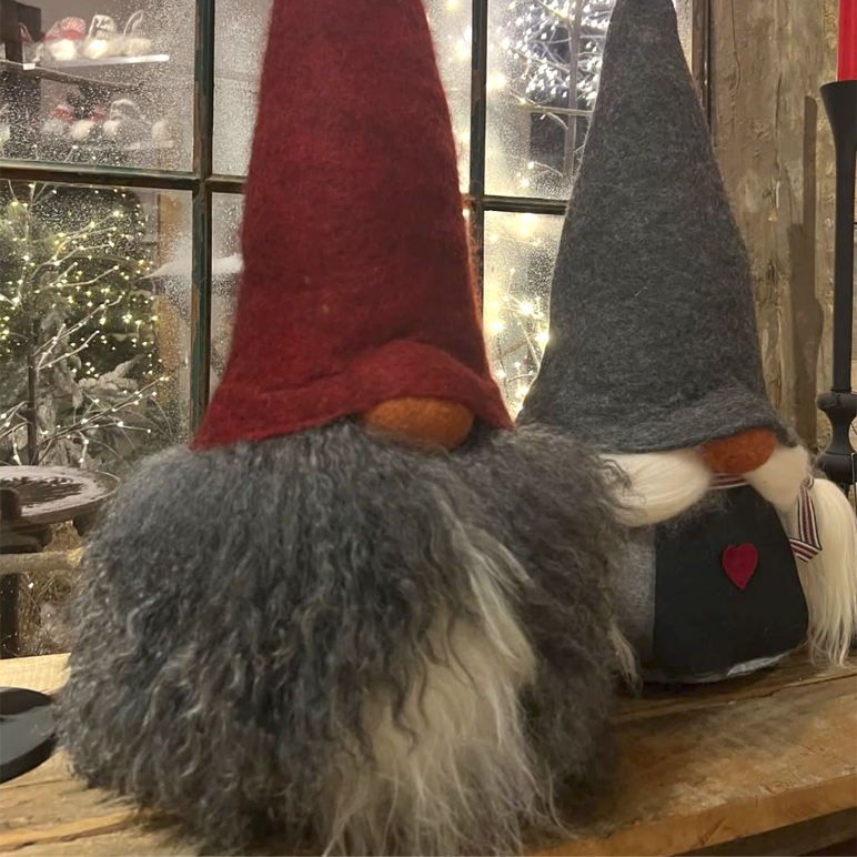 Två tomtar från Åsas tomtebod