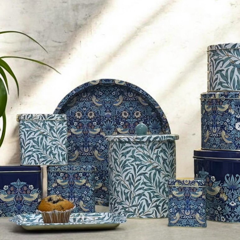 Burkar och brickor i blåa mönster