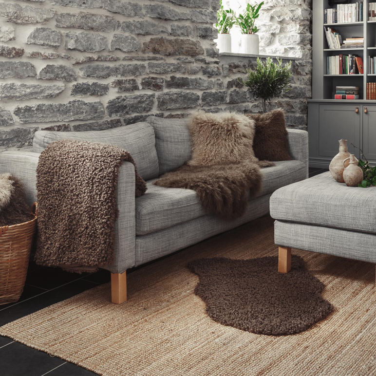 Mijöbild på soffa med filtar och kuddar